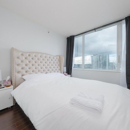 Central 1-Bedroom Apartment With Pool, Jacuzzi & Sauna แวนคูเวอร์ ภายนอก รูปภาพ
