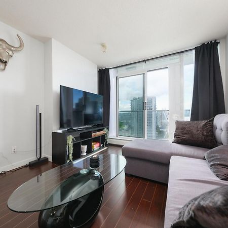 Central 1-Bedroom Apartment With Pool, Jacuzzi & Sauna แวนคูเวอร์ ภายนอก รูปภาพ