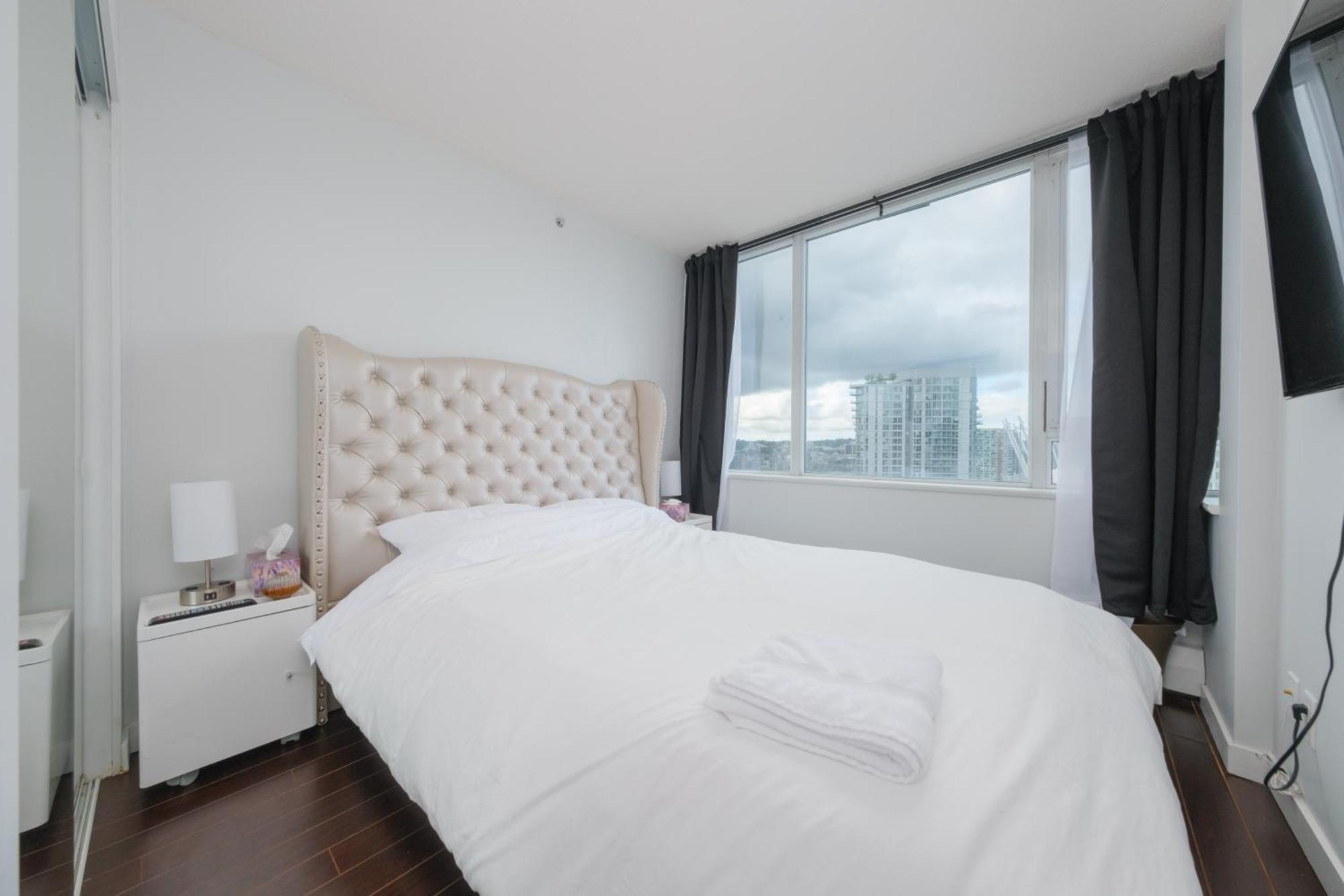 Central 1-Bedroom Apartment With Pool, Jacuzzi & Sauna แวนคูเวอร์ ภายนอก รูปภาพ