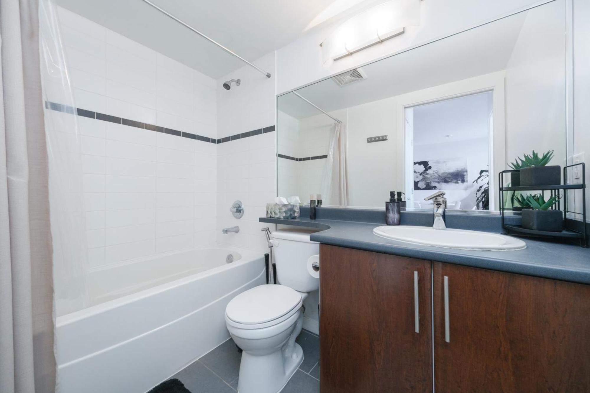 Central 1-Bedroom Apartment With Pool, Jacuzzi & Sauna แวนคูเวอร์ ภายนอก รูปภาพ
