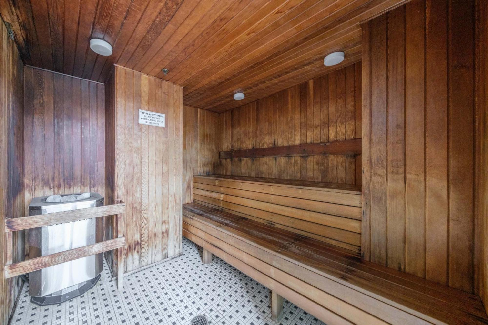 Central 1-Bedroom Apartment With Pool, Jacuzzi & Sauna แวนคูเวอร์ ภายนอก รูปภาพ