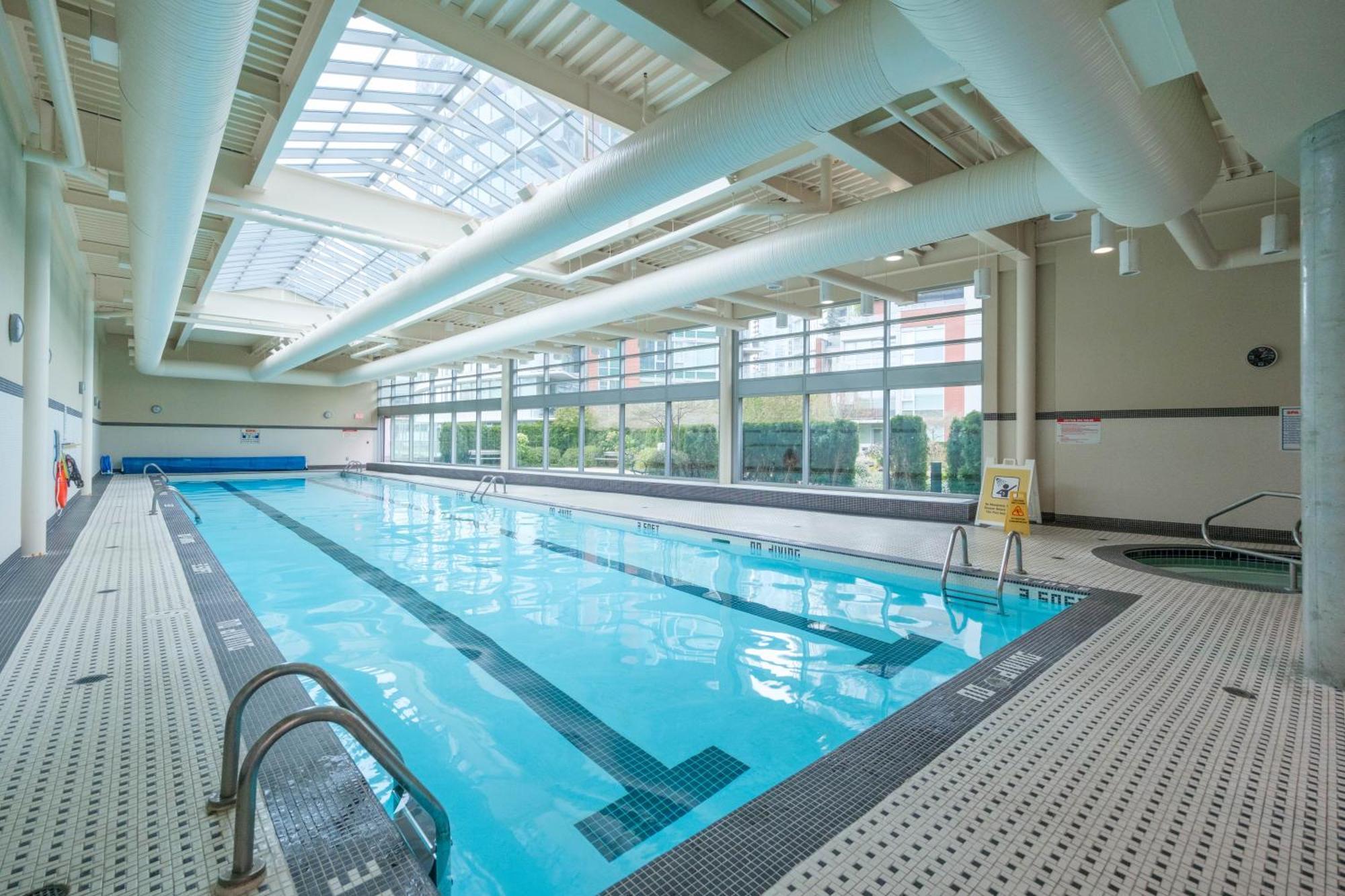 Central 1-Bedroom Apartment With Pool, Jacuzzi & Sauna แวนคูเวอร์ ภายนอก รูปภาพ