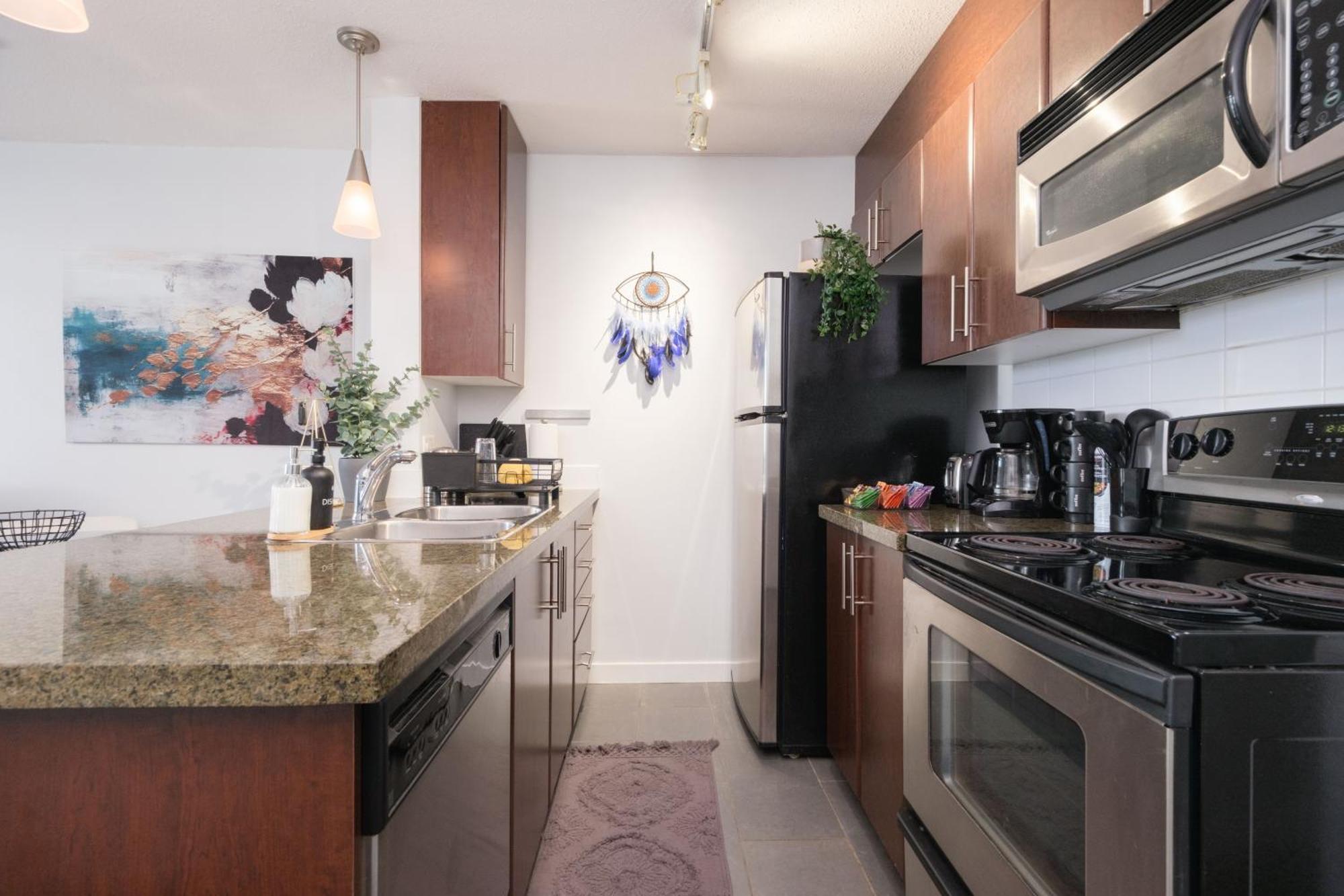 Central 1-Bedroom Apartment With Pool, Jacuzzi & Sauna แวนคูเวอร์ ภายนอก รูปภาพ