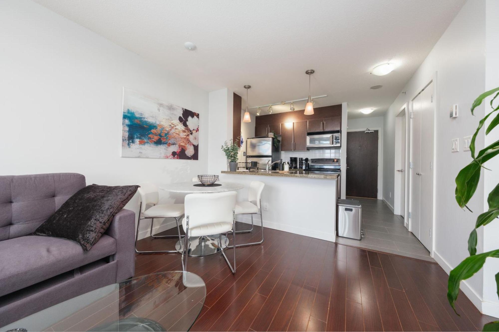Central 1-Bedroom Apartment With Pool, Jacuzzi & Sauna แวนคูเวอร์ ภายนอก รูปภาพ